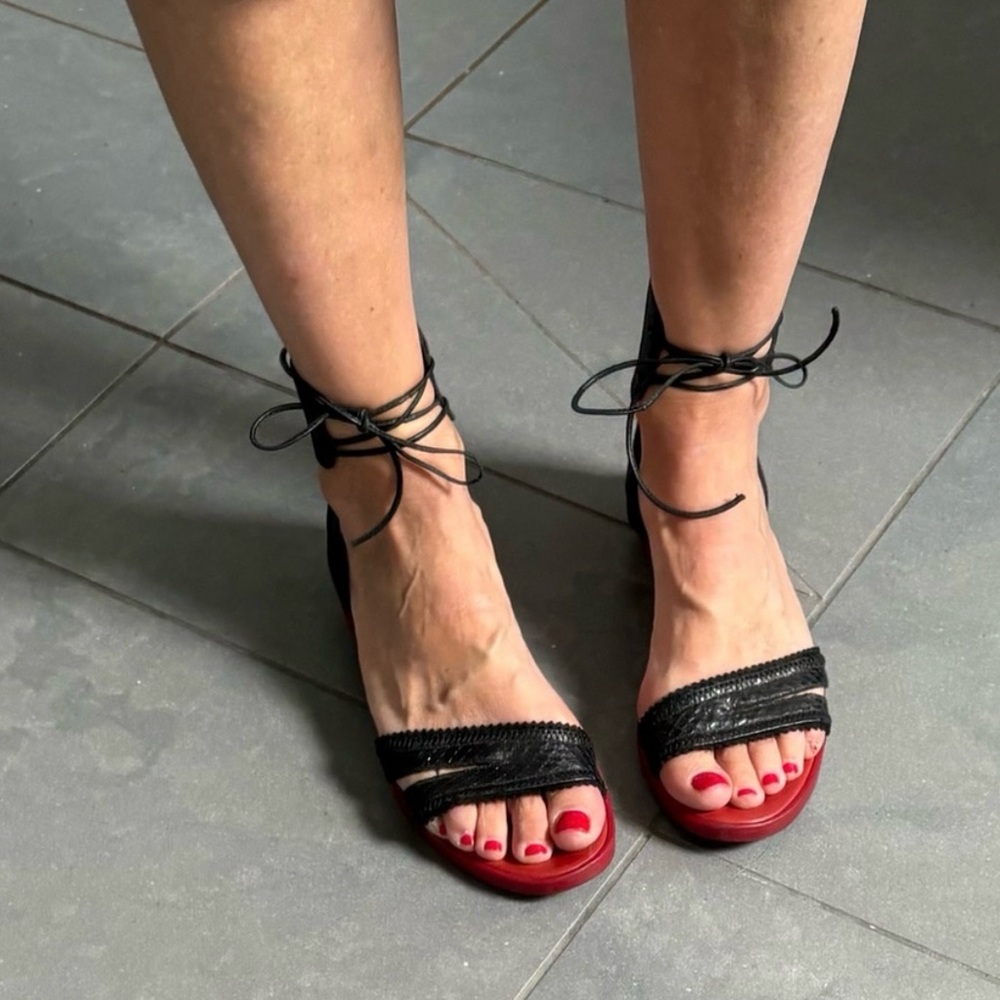 CHLOE Black and Red Stappy Women's Sandal Slides